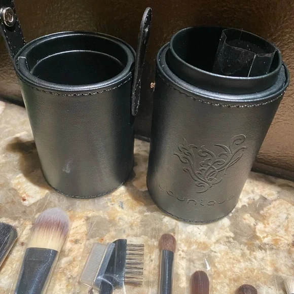 Younique brush set
